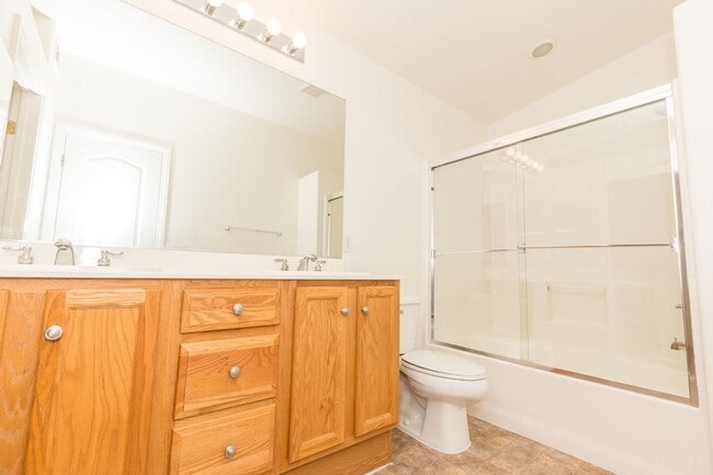 Building Photo - Available! 2 Bedroom Townhome inside Pacif...
