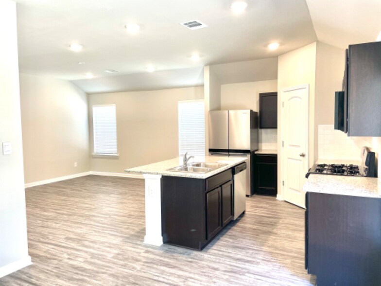 Building Photo - 33419 Hyacinth St