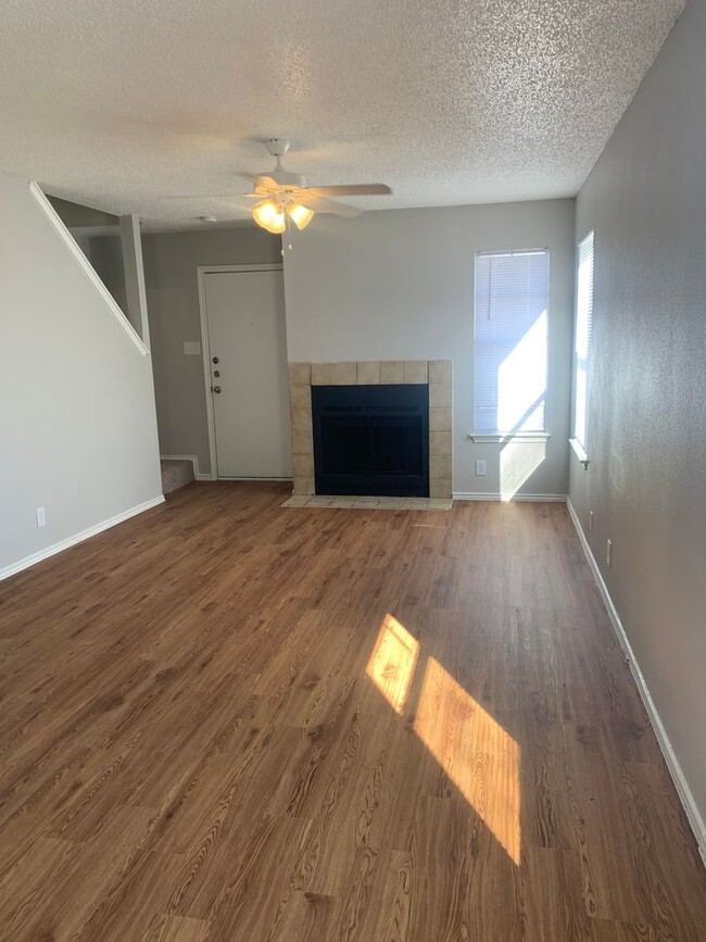 Building Photo - 3 bedroom 2 bath