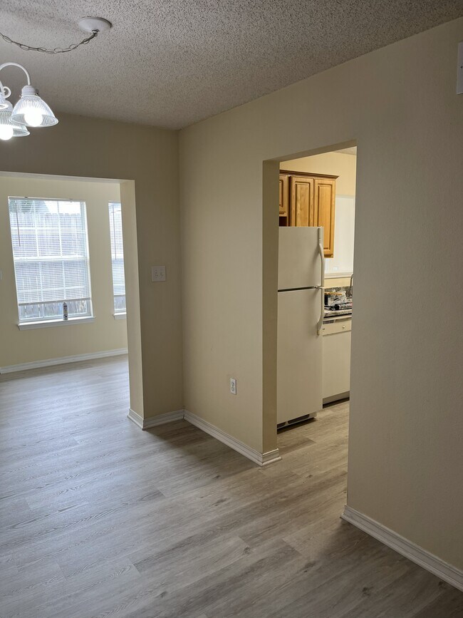 Building Photo - 824 Stonegate Ct