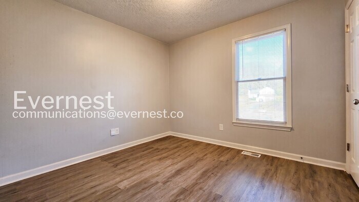 Building Photo - 345 Bomar Ln