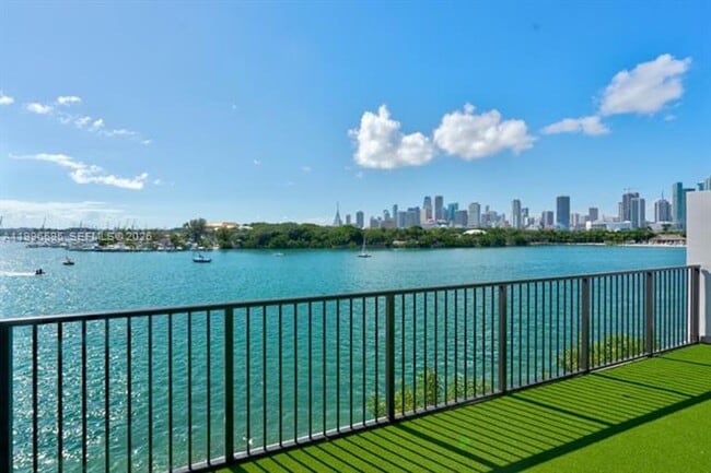 Building Photo - 1000 Venetian Way