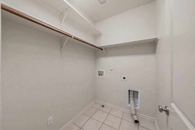 Building Photo - Charming 3-Bedroom, 2-Bathroom Townhome – ...