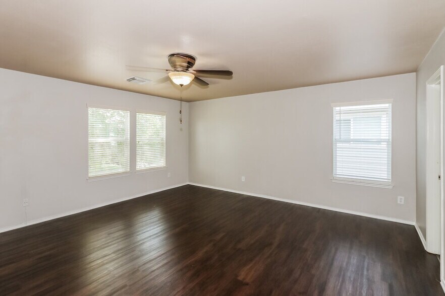Building Photo - 5027 Oak Briar Ln