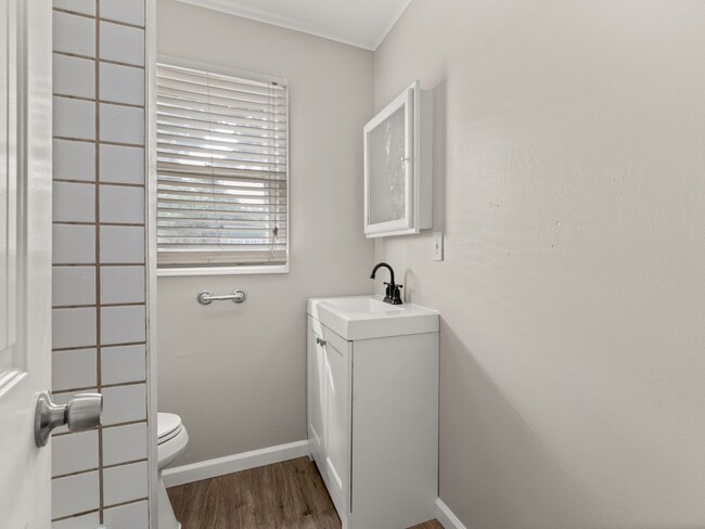 Building Photo - Cozy 2 bedroom, 1 bath now available in NE...