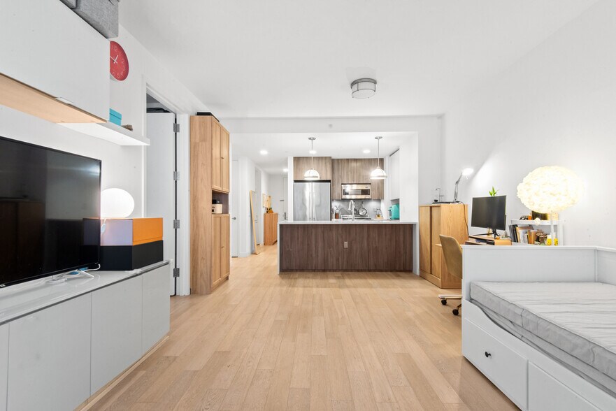 Building Photo - 160 1st St