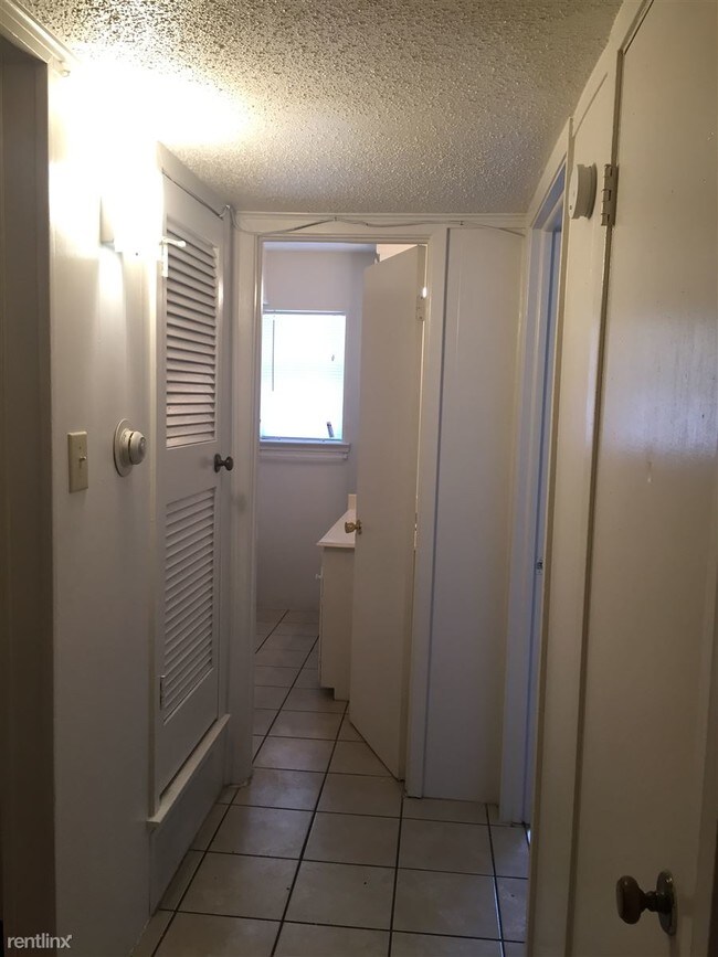 Building Photo - 2 br, 1 bath Apartment - University Manor
