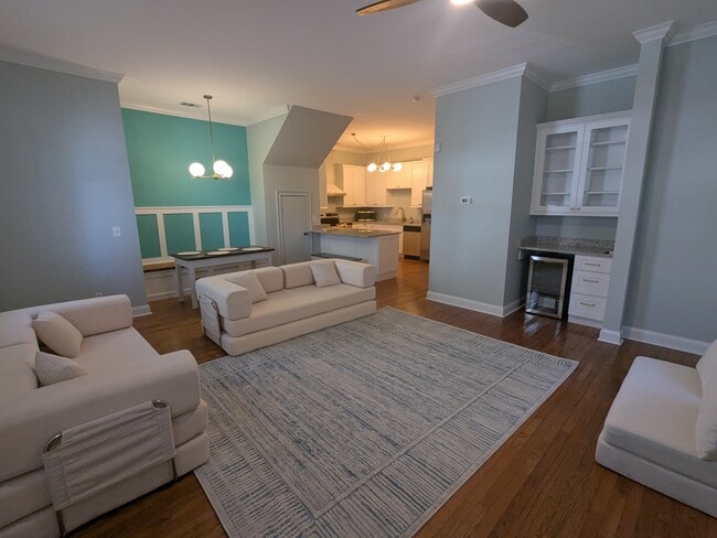 Building Photo - 305 E Henry St