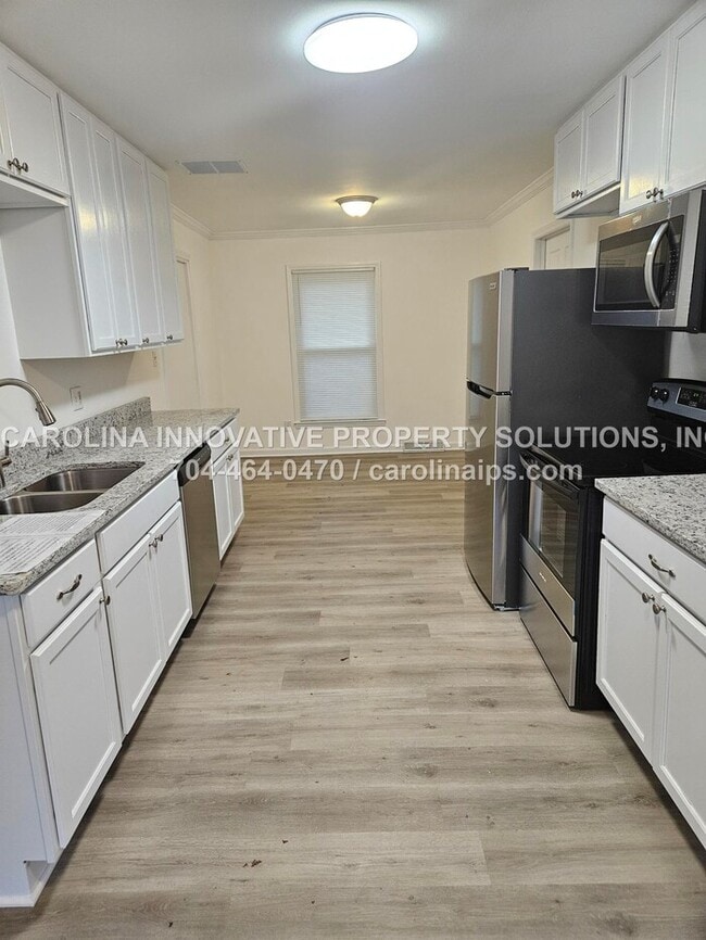 Building Photo - 1805 Falconhurst Dr