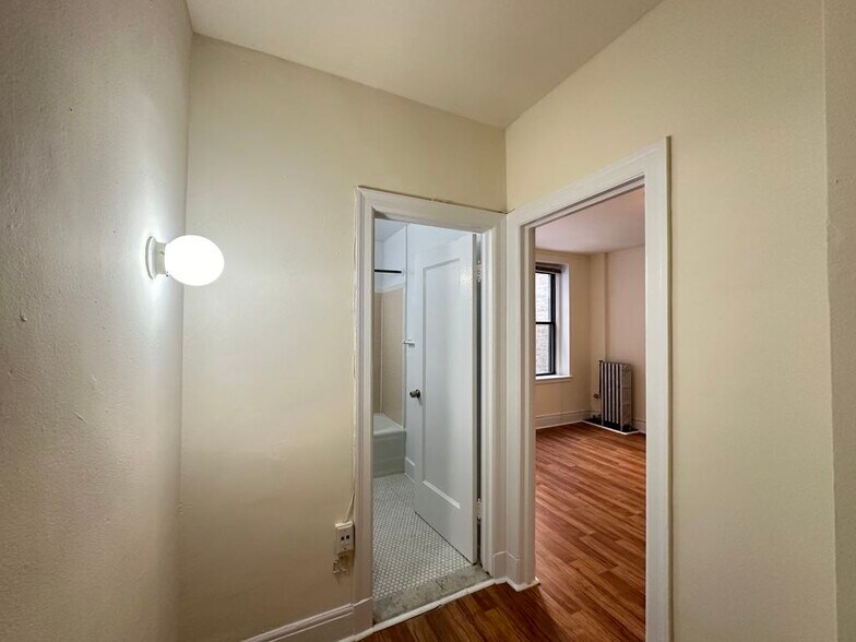 Building Photo - 3335 W Diversey Ave