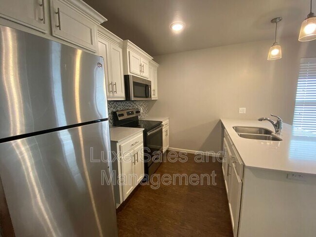 Building Photo - 11418 N Lincoln Blvd