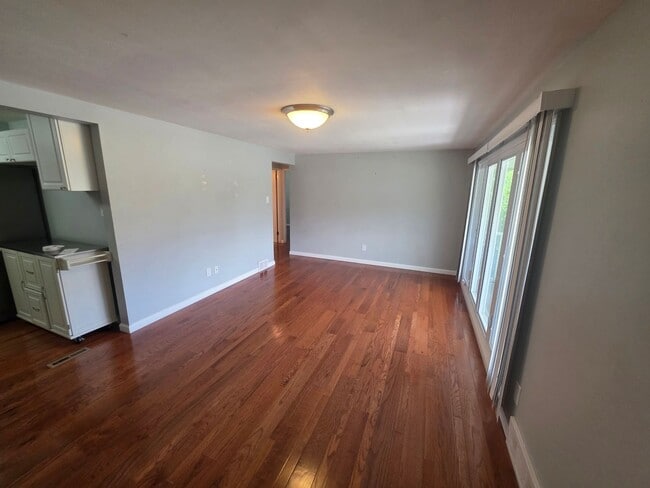Building Photo - 3-bedroom, 2-bath home in West Mifflin