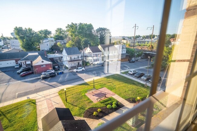 Building Photo - 149 Wilson St