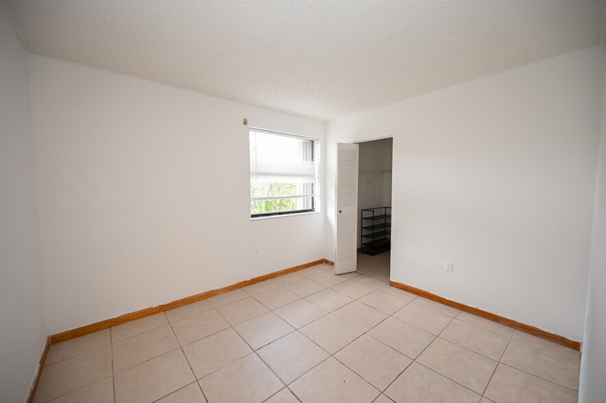 Bedroom # 2 with walk-in closet - 445 W Park Dr