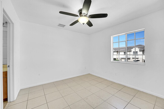 Building Photo - 1213 Lucaya Dr