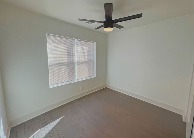 Building Photo - $500 OFF FIRST MONTHS RENT! Charming Duplex on 21st St.