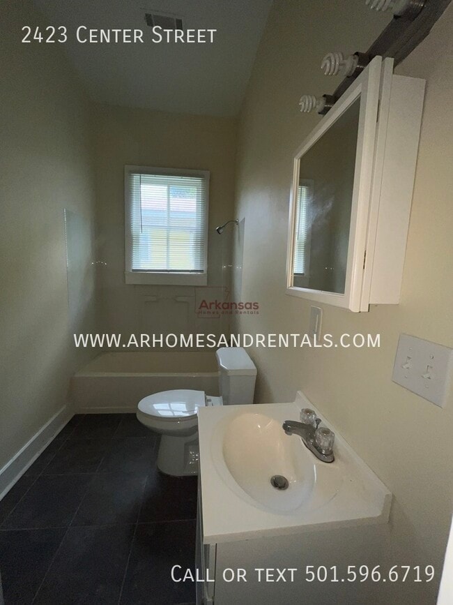 Building Photo - 2423 Center St