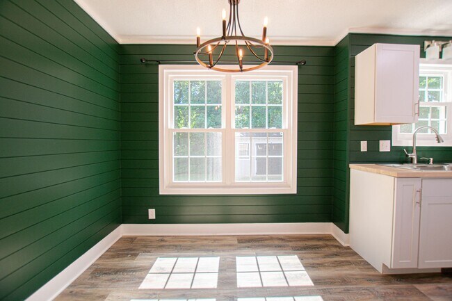 Building Photo - Updated Three Bedroom!