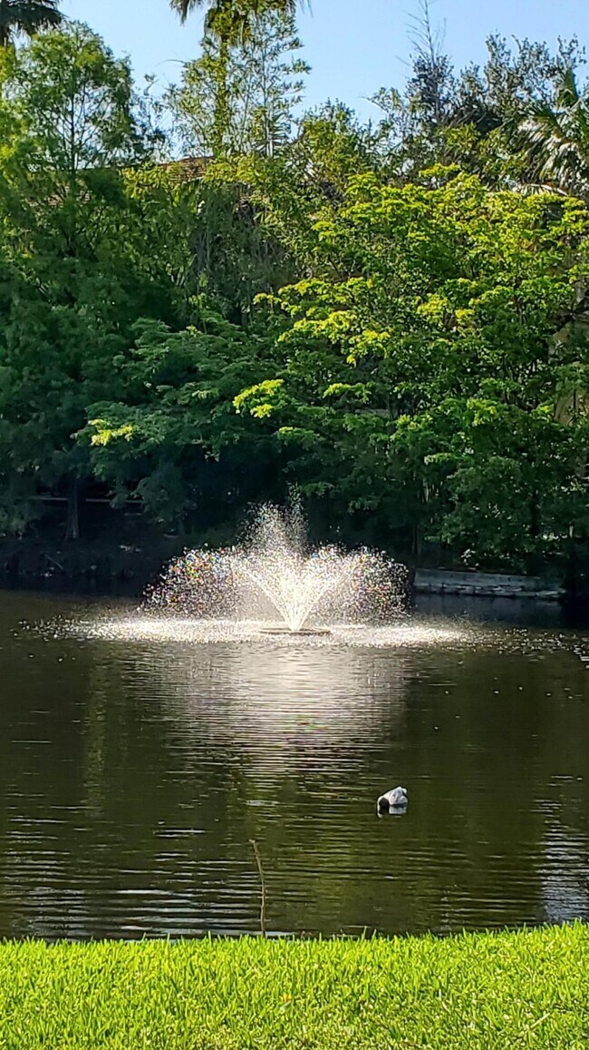 Building Photo - 721 N Pine Island Rd