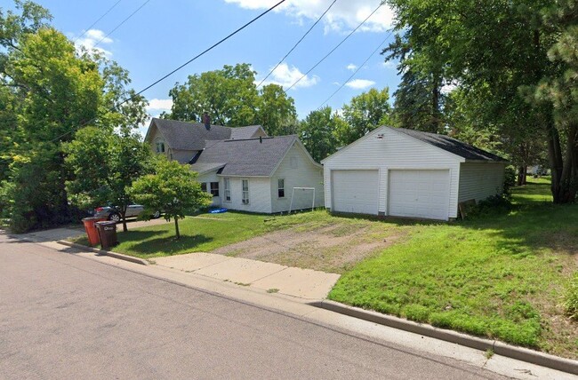 Building Photo - 2 Bedroom, 1 Bathroom with Laundry & Off Street Parking - Available August 1st!