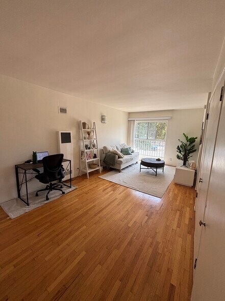 Building Photo - 2364 Walgrove Ave