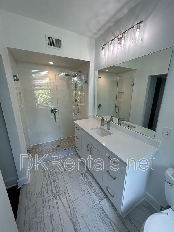 Building Photo - 128 Peachtree Memorial Dr NW