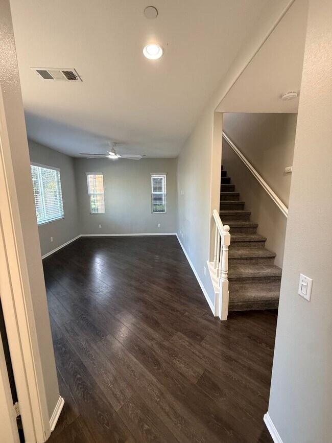 Building Photo - 37350 Paseo Tulipa