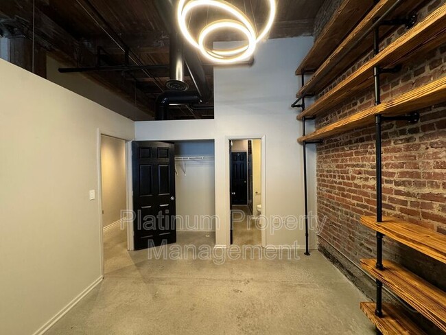 Building Photo - 326 Nelson St SW