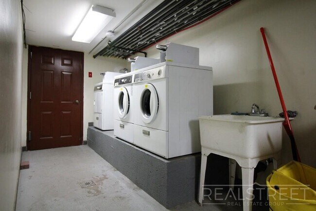 Building Photo - Great Deal on a Updated 1 BR in Cobble Hil...