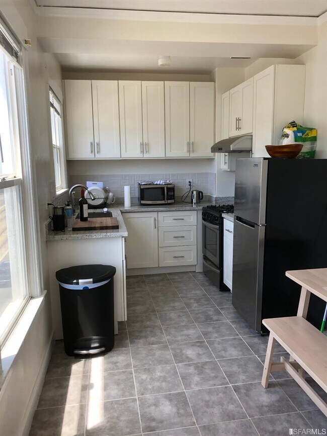 Building Photo - 1000 Judah St