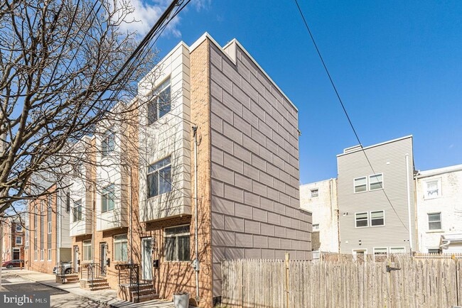 Building Photo - 1935 W George St