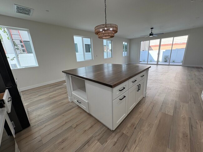 Building Photo - 258 Donax Ave