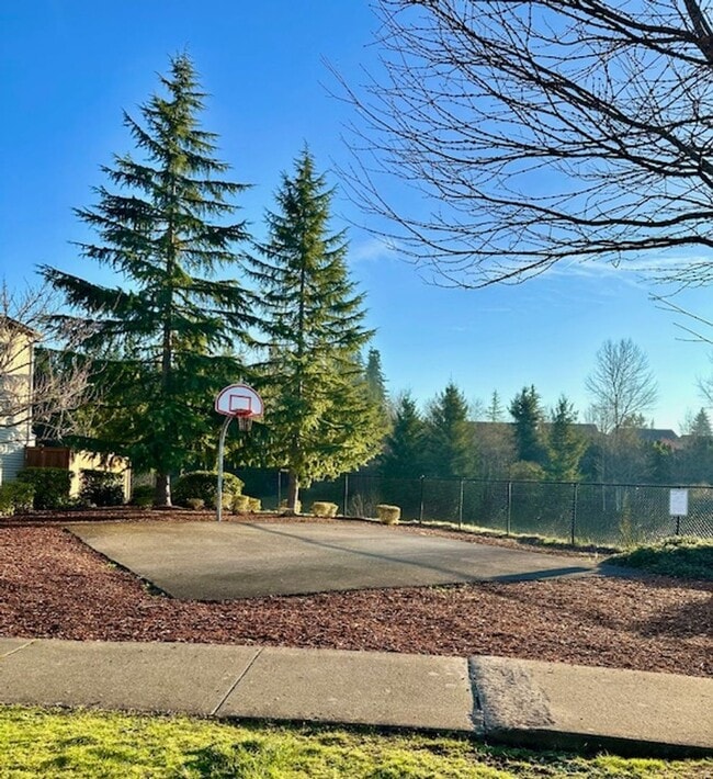 Building Photo - 2 bedroom 2 bathroom Townhouse with Garage