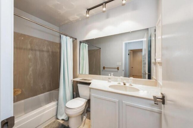 Building Photo - 2 bedroom in Kirkland WA 98034