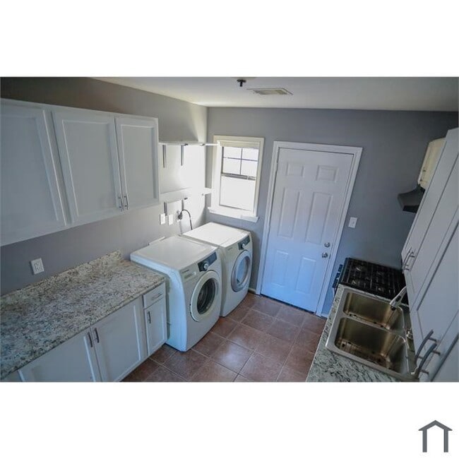 Building Photo - 3232 Berry St