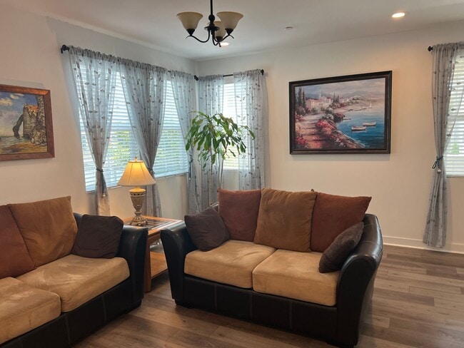 Building Photo - Spacious 4 Bedroom, 3.5 Bath Townhome in G...