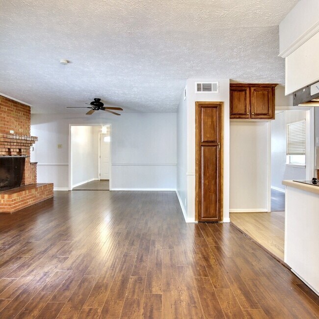 Building Photo - 708 James Dr