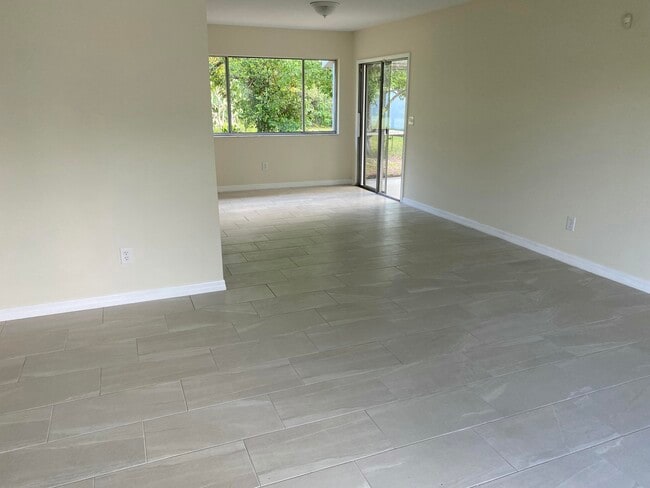 Building Photo - 255 SW Bridgeport Dr