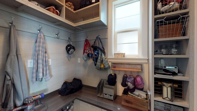 Building Photo - Issaquah highlands 5 bedroom plus Den and 5.5 bathroom newer home with a lot of amenities!!!  A m...