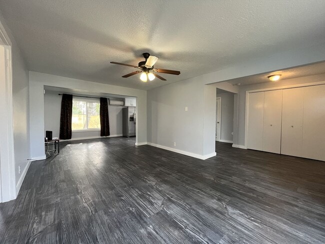 Building Photo - Updated Single-Level 3BD/2BA Home with Stainless Appliances, Expansive Yard & Flexible Layout