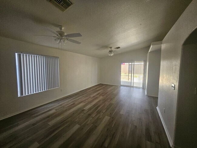 Building Photo - 3 Bedroom Home in Holiday Shores