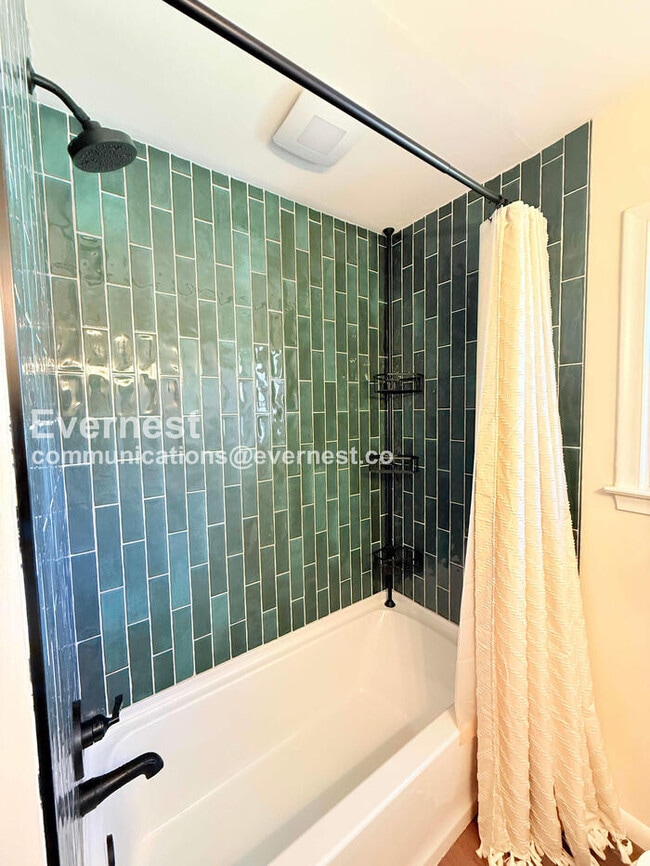 Building Photo - 3 Bed/1 Bath Home with Fenced Yard / Pet-Friendly / Vouchers Accepted / Available Now!