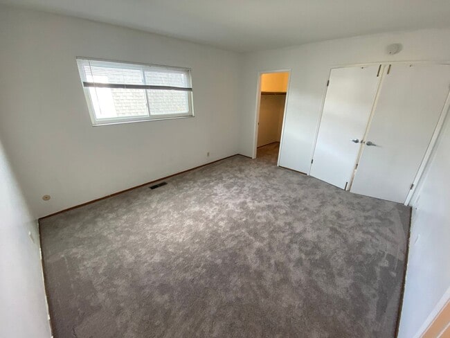 Building Photo - Two Bedroom Townhome W/ Parking, Dishwasher & In Unit Washer/Dryer!