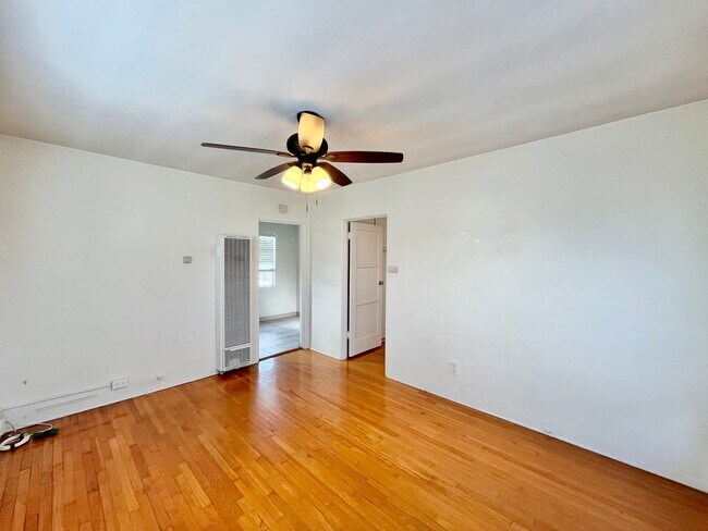 Building Photo - $200 OFF First Month's Rent! Upstairs 1 Be...