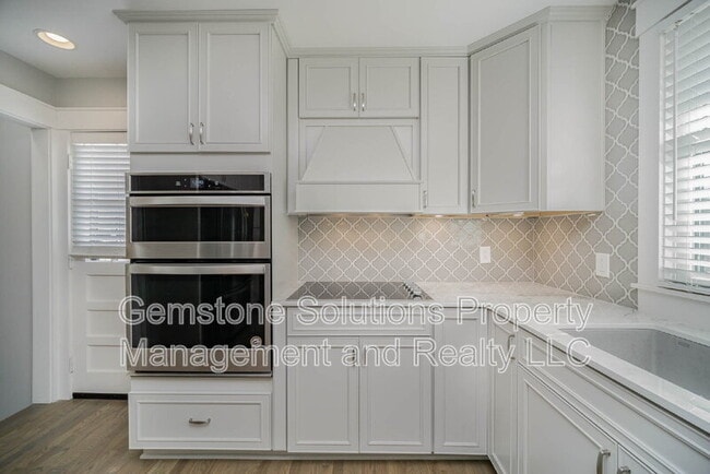 Building Photo - 413 Lynn Dr