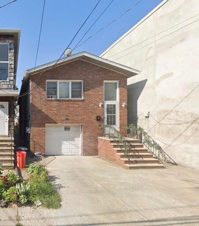 Building Photo - 313 9th St