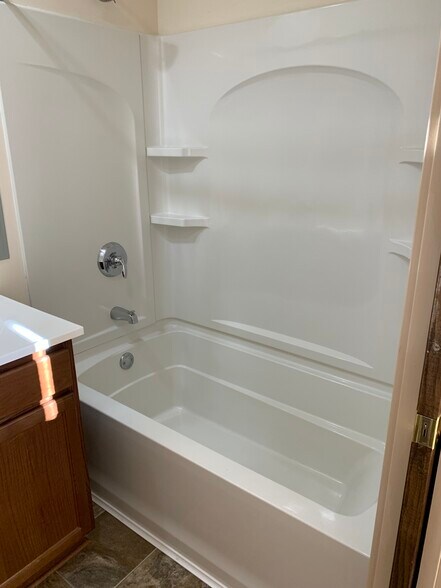 Full size extra deep tub - 1034 Spaight St