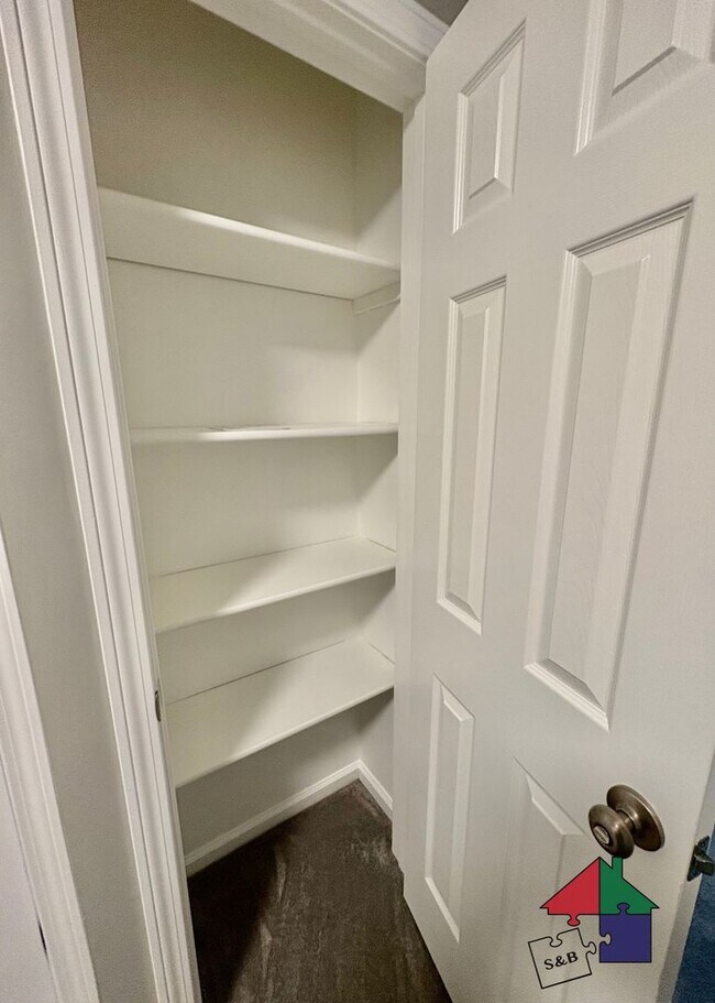 Building Photo - Modern 3 Bedroom 2.5 Bathroom Shelburne Apartment!