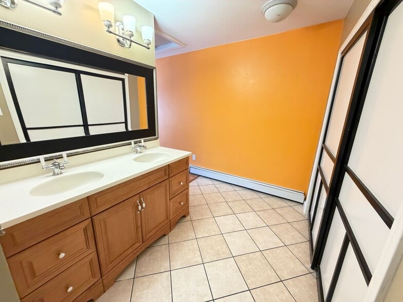 Building Photo - 332 Lydall St