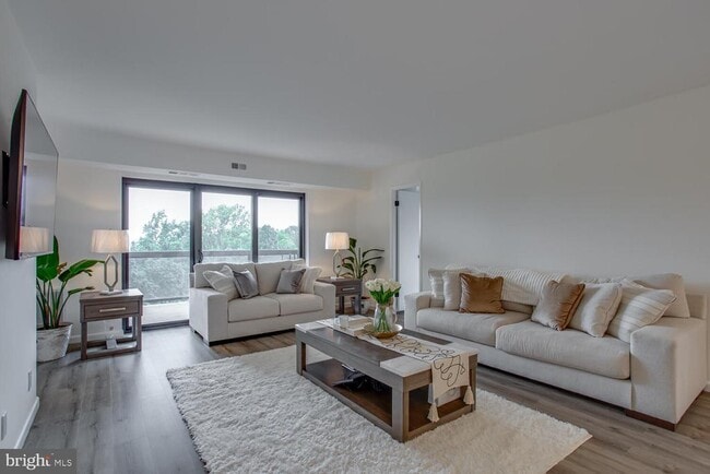 Building Photo - 203 Yoakum Pkwy